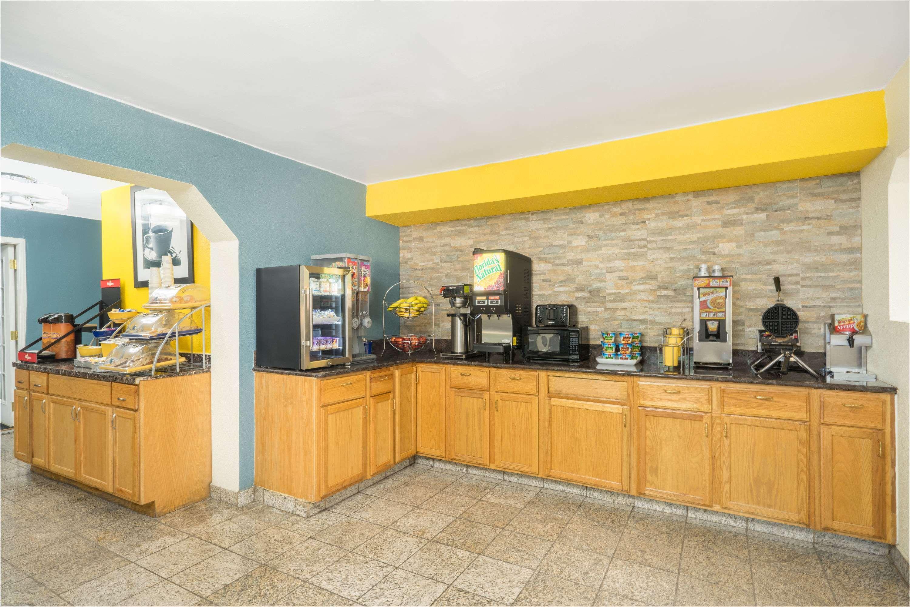 Days Inn By Wyndham Raleigh Midtown Екстер'єр фото