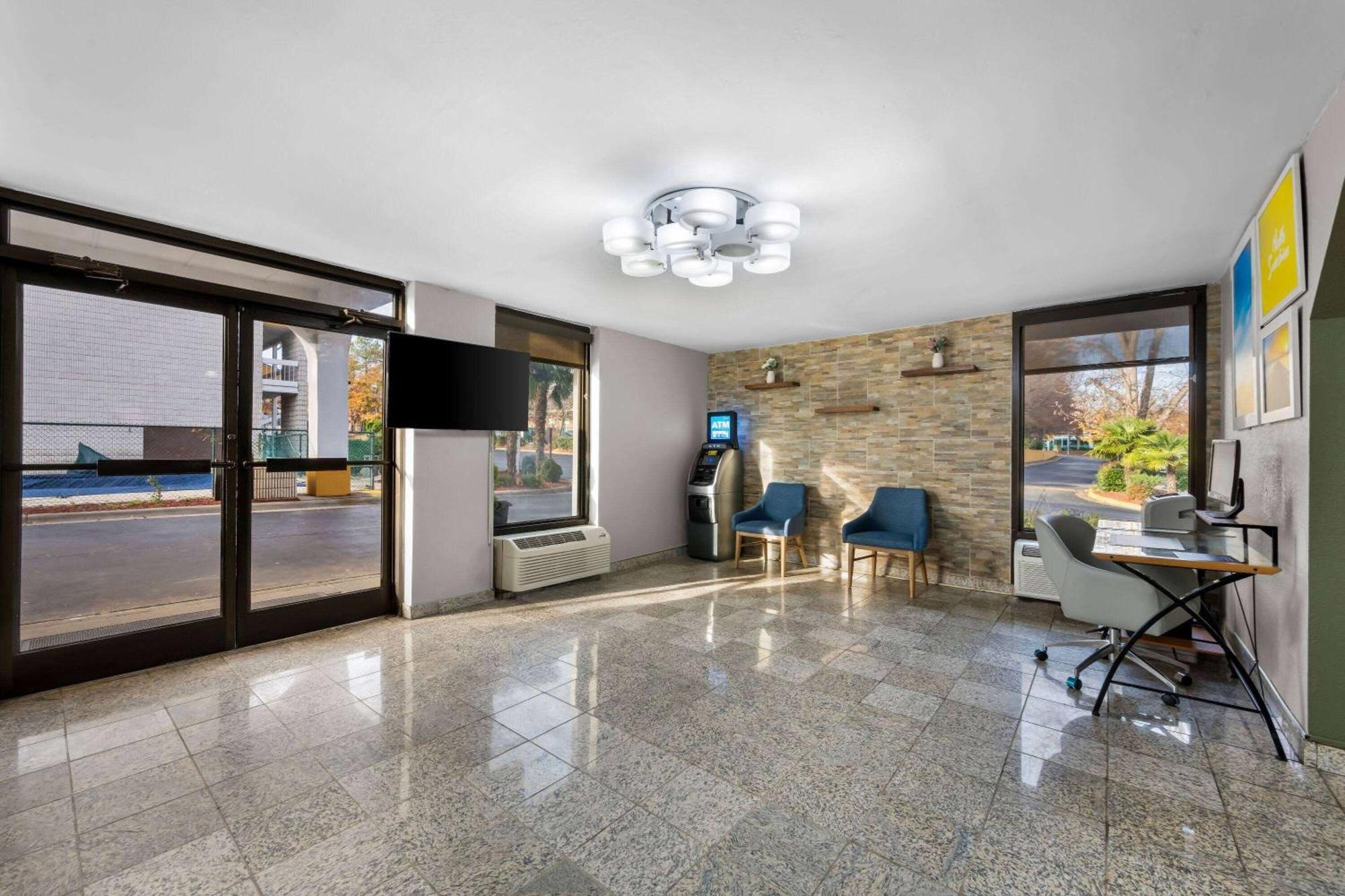 Days Inn By Wyndham Raleigh Midtown Екстер'єр фото