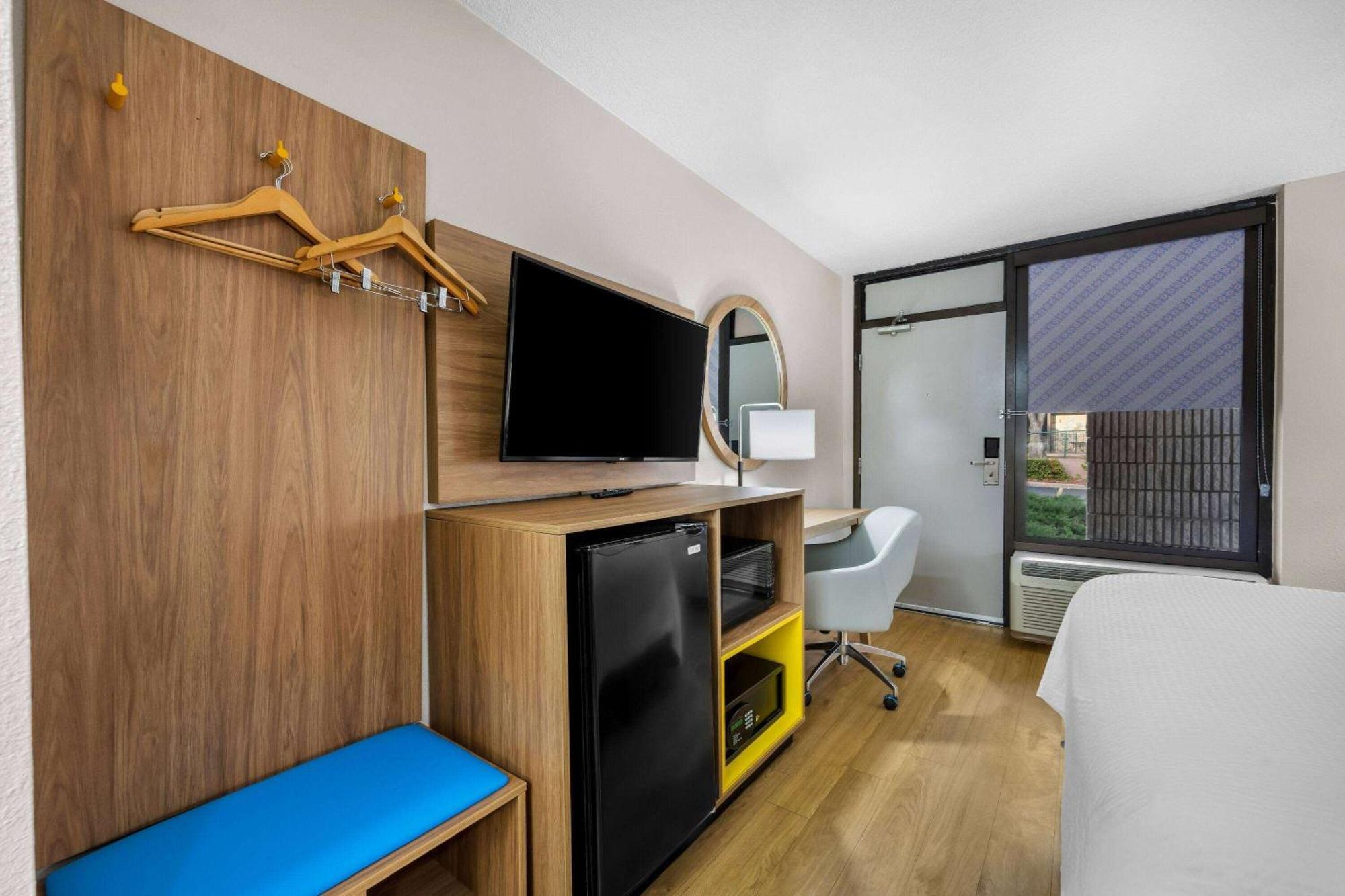 Days Inn By Wyndham Raleigh Midtown Екстер'єр фото