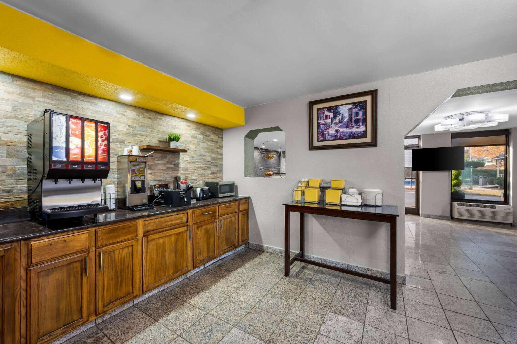 Days Inn By Wyndham Raleigh Midtown Екстер'єр фото
