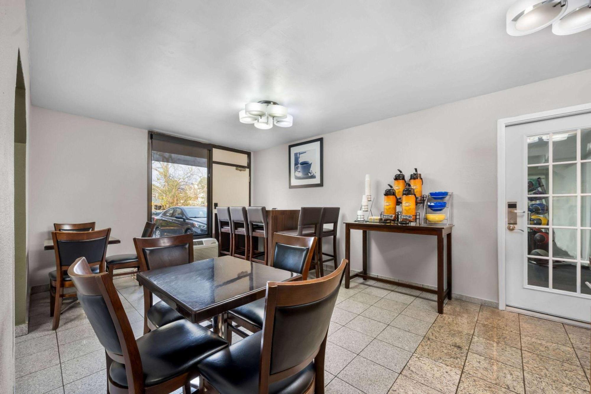 Days Inn By Wyndham Raleigh Midtown Екстер'єр фото