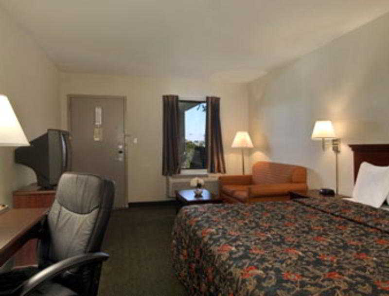 Days Inn By Wyndham Raleigh Midtown Екстер'єр фото
