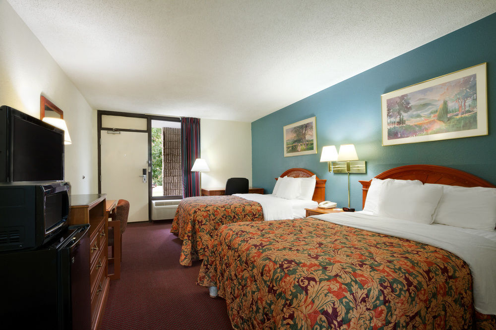 Days Inn By Wyndham Raleigh Midtown Екстер'єр фото