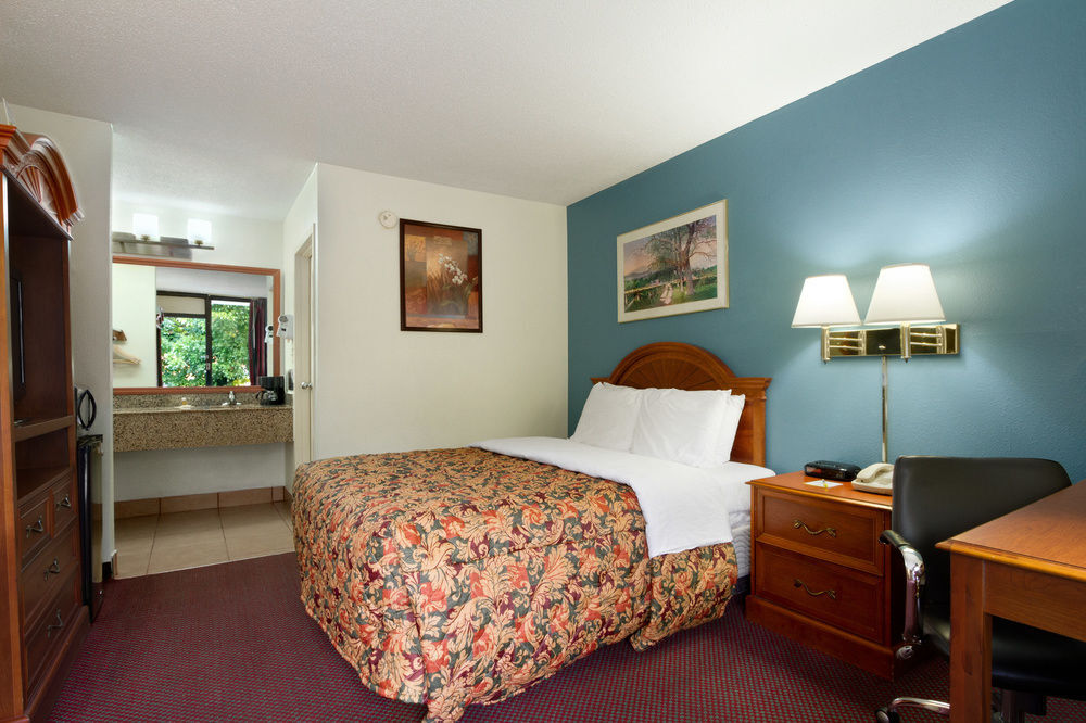 Days Inn By Wyndham Raleigh Midtown Екстер'єр фото
